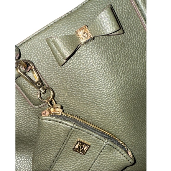 Chic Green Tote with Gold Accents - Picture 8 of 8